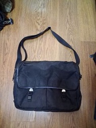Prada 黑色尼龍郵差包