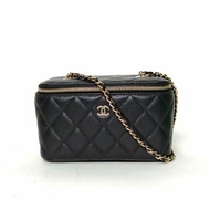 CHANEL 長盒子化妝包帶鏡子黑色荔枝牛皮鐳射標淺金扣單皮穿鏈肩帶24C肩背包