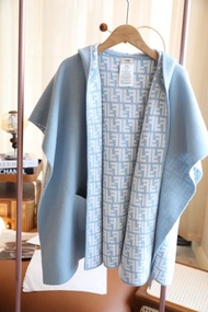 FENDI 芬迪 斗篷連帽斗篷披肩雙面羊絨斗篷大衣 斗篷外套 天空藍 100%雙面羊絨 克重800g左右 尺寸：高90寬160cm