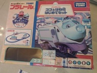2012 Takara Tomy系列-Plarail Chuggington 系列特色：內p含火車頭Coco 及可動式吊橋軌道配件材質：主要包含ABS、PS、PE、PC 等塑膠材質電池需求：需使用一顆