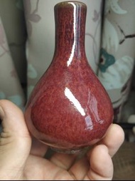 红釉小花瓶，高10厘米，釉面肥厚颜色變化豐富