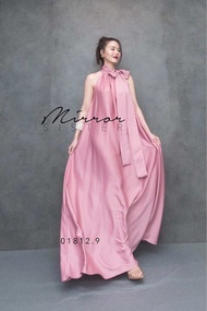 Maxi dress แขนกุด ผูกคอโบว์ เนื้อผ้าซาติน ช่วงล่างเป็นกระโปรงทรงเอบาน Tag::Mirror Sister