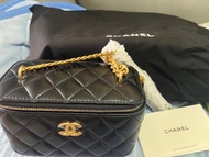 CHANEL 新款山茶花調節扣斜背長盒子包 (黑/金) - 全新