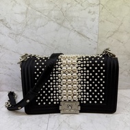 CHANEL 黑色絲綢面銀釦珍珠BOY 25CM/20