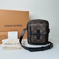 LV Christopher老花斜背包