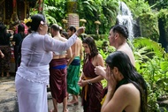 Upacara Melukat di Taman Beji Griya Waterfall oleh Angkasa Travel
