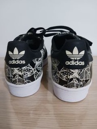 Adidas Superstar 黑色花紋運動鞋