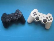 PS3~.原廠  黑  白  手把控制器 如圖 共2支... 按鍵操作功能良好...