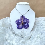 Vanda 蘭花項鍊 深紫色，銀色項鍊綴以黑色珠飾