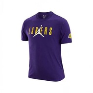 [零碼出清] NIKE JORDAN NBA LAKERS 大LOGO 湖人隊 寬鬆 短袖 短T 男生 DA6513-547