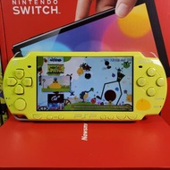 LocoRoco2限定版Sony PSP2000掌上遊戲機PSP掌機齊件：①高速128G卡已入滿過百個遊戲+②卡套+③原廠電池+④三腳雙USB多功能火牛+⑤充電線+⑥數據線+⑦水晶保護殼+⑧OPPO金屬入耳式立體聲遊戲耳機————已升級固化最新系統，可玩絕大部分超過20000款遊戲（門市開單，半年保養）