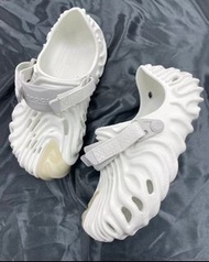 💥Salehe Bembury x Crocs卡駱馳 Pollex Clog "Stratus"EVA 涼鞋 男女同款 白