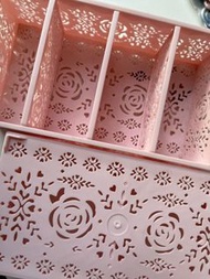 日本daiso粉紅色鏤空雕花收納盒收納筐/收納mt文具印章膠帶雜物