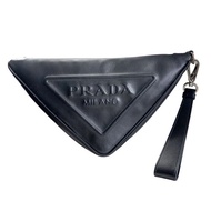 全新 PRADA 黑色小羊皮巨型三角logo拉鍊真皮手拿包附掛帶 奢侈品