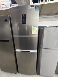 Electrolux 雙門雪櫃。 1580包送貨