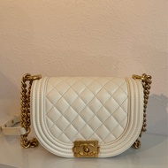 Chanel白色菱格荔枝金BOY半圓斜背包