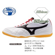 💥NEW⭐️🇯🇵MIZUNO MRL SALA CLUB IN ⭐️街場硬地／室內平底足球鞋💥復古白黑橙色✅街場硬地／室內平底足球鞋✅寬楦鞋頭⭐️鞋裡寬闊空間，減低球員不斷跑動時令腳趾受傷✅柔軟超細纖