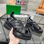 Sandal Martin lelaki adalah bergaya, kasual, dan serbaguna. Ia adalah sandal kulit asli dengan tapak