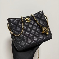 Chanel 香奈兒22S核桃hobo嬉皮包羊皮金扣黑色單肩包，芯片款，單品。