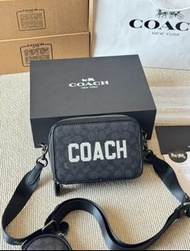 💜COACH蔻馳 Charter男款相機包 黑色老花 牛皮 斜挎包 單肩包  通勤  生日禮物  節日 情人節 Men's camera bag, messenger bag, shoulder ba