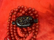 熱呼拉 娘拉擦擦 收藏級護身法寶 ，惹呼拉 娘拉上面有諸佛菩薩力量總集的「金剛手菩薩」及藏傳佛教的首席護法「六臂瑪哈噶拉」。藏傳佛教相信佩帶娘拉擦擦者，得諸本尊菩薩、空行、善神、護法伴隨左右，有如金鋼