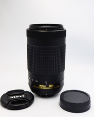 Nikon AF-P DX NIKKOR 70-300mm f/4.5-6.3G ED มุมมองภาพเทียบเท่าเลนส์ 105-450 มม. ในรูปแบบ FX/35 มม. ระบบการตั้งค่ารูปแบบใหม่ ให้คุณใช้เมนูกล้องสำหรับเปลี่ยนการตั้งค่าเลนส์ได้ จึงแบ่งเบาภาระให้คุณมุ่งสนใจที่การจัดองค์ประกอบและกรอบภาพเท่านั้น ค