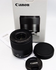 Canon EF-M 32mm f/1.4 STM Lens EF-M32mm f/1.4 STM เลนส์มาตรฐานรูรับแสงขนาดใหญ่เหมาะสำหรับการเดินทางและการถ่ายภาพบุคคล เลนส์ตัวนี้จึงให้ผลงานที่เป็นธรรมชาติเนื่องจากมุมมองที่ใกล้กับมุมมองของมนุษย์ การใช้ชิ้นเลนส์แอสเฟอริคัลแบบ GMo ทำให้ภาพมีคุณภาพใกล้เคียง