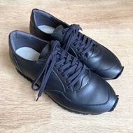 【全黑】纖細卻舒適寬楦 uni-sex 設計的真皮成人運動鞋