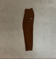 Nike 棉長褲 咖啡色（528717-259）