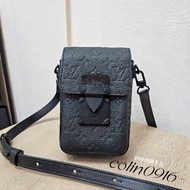 LV黑釦黑壓紋 S Lock直立式斜背包