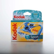 [DJS LIFESTYLE] 一款專為水上運動及戶外冒險設計的 KODAK SPORT 柯達戶外運動防水一次性使用 35mm 135 彩色負片即棄菲林相機 (27 張底片) 內置高感光度彩色負片，色