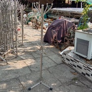 Vertical hook with 4 straight legs in o32mm tube, thick and sturdy. 150cm high...201 stainless steel