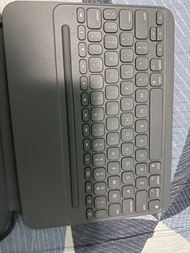 Logitech Slim Folio iPad 鍵盤保護套and Logitech Crayon (USB-C) 採用 Apple Pencil 技術。