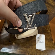 （已絕版）LV男生皮帶 M4049T Monogram 專櫃購入 新款  圖案塗層帆布雙面皮革皮 帶仿舊銀色LV Dimension搭扣新款（9成新 只用兩次）