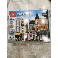 LEGO 10255 Creator Expert Assembly Square