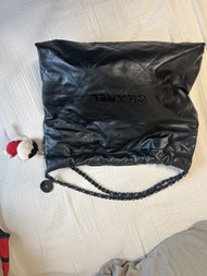 Chanel 22 so black medium