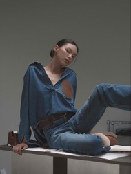 ams.commune เสื้อยีนส์แขนยาว กระเป๋าหนัง