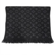 成色極佳 ▼LOUIS VUITTONLouis Vuitton 2025 年 M70520 Monogram Classic 經典款 100% 羊毛流蘇圍巾 黑色 義大利製造 正品 男士 附包裝盒
