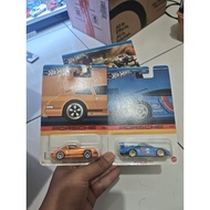 EHot Wheels package from Porsche series. Side car Kiri is 1971 Porsche 911 orange. The right side ca