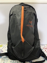 ARCTERYX 始祖鳥系列 Arro 22  雙肩背包 黑黃色 1010g
