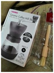 【精品咖啡量販店】HARIO MSCS-2TB 陶瓷磨豆機+喬尼亞毛刷  防跳豆蓋款 衝評價大特賣