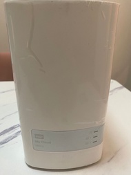 Western Digital My Cloud Mirror NAS，最高支援8TB容量，2-Bay設計。機身白色，外觀完整。內有兩隻4TB HDD，總容量4TB