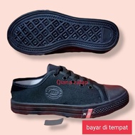 The best-selling elementary school shoes, the/sma, made of camvas material. Comfortable on the feet.