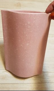 收藏品:粉色陶瓷花瓶，顏色亮麗別緻，做工精巧細緻，9成新小瑕疵高22瓶口直徑14×6公分唯此一個