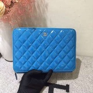Chanel經典藍色漆皮横款菱格小號手拿包