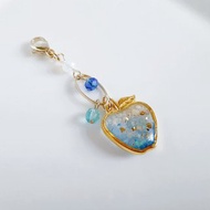 充滿海洋氣息的透明藍色蘋果搖曳生姿的可愛吊飾，鑰匙圈，水果造型，樹脂，玻璃瑪瑙砂，禮物，口罩吊飾