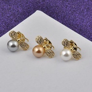 Pearl bee button