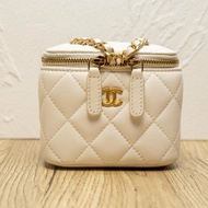 CHANEL 白色方盒子化妝包帶鏡子11金球30開肩背包