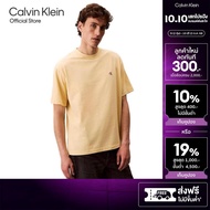 CALVIN KLEIN เสื้อยืดคอกลมแขนสั้นผู้ชาย ทรง Relaxed รุ่น 40HM229 RM9-สีเหลือง
