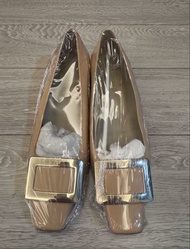Roger Vivier方扣裸色漆皮單鞋size39